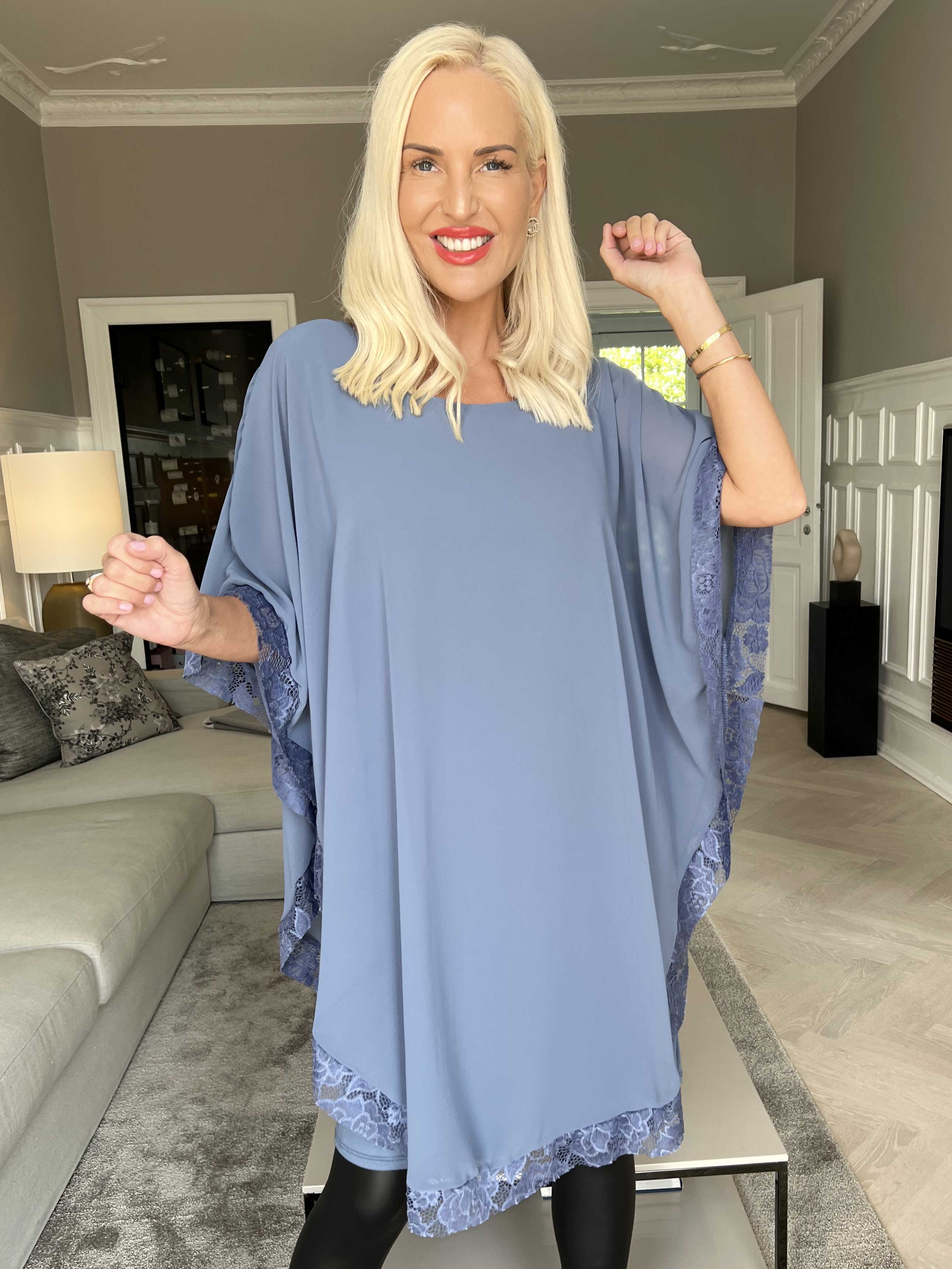 Kenya Edge - Tunikaklänning med chiffonglager och spetskant